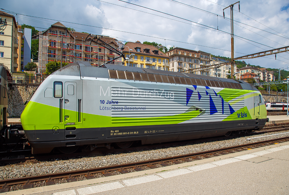 
Als Seiten-Portrait...
Die Re 465 001-6  Simplon/Sempione  (91 85 4465 001-6 CH-BLS) mit Werbung  Mehr durch Zug - 10 Jahre Lötschberg-Basistunnel  der BLS wird am 18.05.2018 mit einem EW III-Pendelzug (RegioExpress Neuchâtel – Bern) im Bahnhof Neuchâtel bereitgestellt.

Die Lok wurde 1994 von der SLM Winterthur unter der Fabriknummer 5638 gebaut, der elektrische Teil ist von ABB. Sie war die erste Re 465.

Die BLS Re 465 ist eine von der BLS Lötschbergbahn beschaffte elektrische, vierachsige Universallokomotive mit Umrichtertechnik. Sie ist eine Variante der Re 460 der SBB und gehört zur Lok-2000-Familie. Der Unterschied zur SBB Re 460 ist die Umrichteranlage. Im Gegensatz zur Re 460, die mit einem Umrichter pro Drehgestell ausgerüstet ist, verfügt die BLS Re 465 über einen Umrichter pro Radsatz. Somit lässt sich eine schleudernde Achse schneller und effektiver wieder in normalen Lauf bringen. Zudem besitzt die Re 465 sechspolige Asynchron-Fahrmotoren (Re 460: vierpolige Asynchronmotoren). Dadurch hat die Re 465 eine um 300 kW höhere Dauerleistung von insgesamt 6.270 kW (Stundenleistung von 7.000 kW) gegenüber der Re 460. Zudem ist die Re 465 mit der Vielfachsteuerung des Systems IIId und mit Übergangskabel BLS/BBC ausgerüstet.  Dies erlaubt die Vielfachsteuerung zum Beispiel mit Re 4/4II, Re 4/4III, Re 6/6, Re 425 oder Ae 415. Die Radsätze im Drehgestell stellen sich radial zum Gleisbogen ein.

Die Re 460 und die Re 465 sind erfolgreiche Konstruktionen. Dank ihnen gewann das schweizerische Konsortium SLM/ABB Ausschreibungen von Hochleistungslokomotiven in Norwegen (NSB El 18), Finnland (VR Baureihe Sr2) und Hongkong (KCRC TLN/TLS).

TECHNISCHE DATEN:
Spurweite:  1.435 mm (Normalspur)
Achsformel:  Bo’Bo’
Länge über Puffer:  18.500 mm
Höhe:  4.540 mm
Breite:  3.000 mm
Dienstmasse:  84 t
Zugelassene Höchstgeschwindigkeit:  160 km/h
Stundenleistung:  7.000 kW
Dauerleistung:  6.400 kW
Anfahrzugkraft:  300 kN
Treibraddurchmesser:  1.100 mm
Stromsystem:  Wechselstrom 15 kV 16,7 Hz
