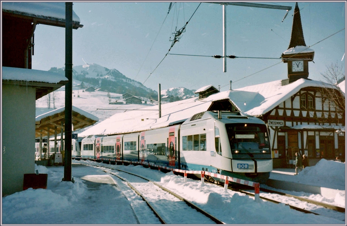 Als der Sturm  Lothar  bei der SEZ die Fahrleitung stark beschdigte setzte die Bahn die BOB Intergral-Dieseltreibzge ein, welche in Bayern noch nicht im Einsatz standen .

Zweisimmen, den 7. Jan. 2000