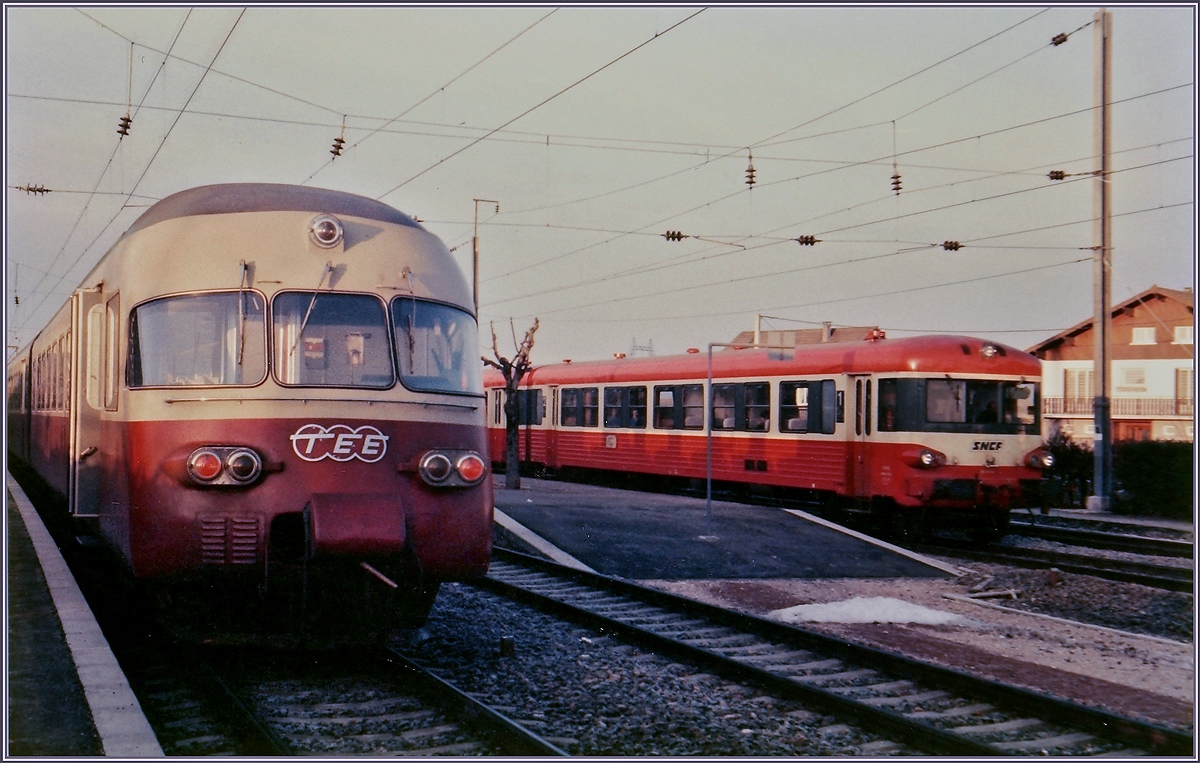 Als TEE  Cisalpin  war der SBB RAe TEE II auf seiner Fahrt von Milano nach Paris zwei mal täglich in Frasne vorbeigekommen. Am Ende seiner Kariere fand sich der stolze Zug erneut im Jura, wenn auch  nur  als TGV-Anschlusszug von Bern her und folglich auch für Reisender zweiter Klasse zugänglich. Hier ist der TEE als IC 422 gerade aus Bern in Frasne eingetroffen und vermittelt Anschluss an den TGV 22 von Lausanne nach Paris. 5. Feb. 1985
(Bildbearbeitung Olli)