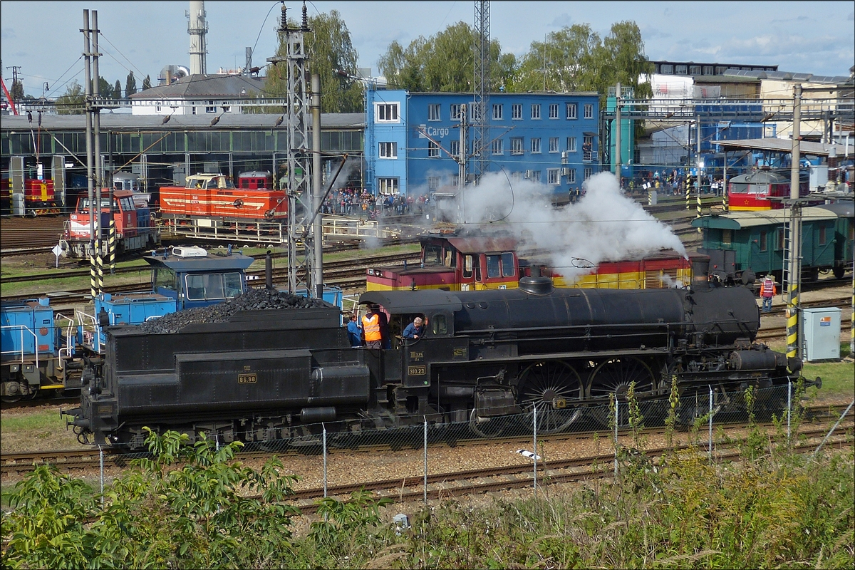 Als unser Zug am 22.09.2018 an der gut besuchten Abstellung nahe Budweis vorbei fährt, macht sich die Österreichische Dampflok 310.23 des Eisenbahnmuseums Strasshof  auf den Weg in den Bahnhof von Budejovice (Budweis) um hier einen Sonderzug mit Besuchern des Bahnfestes abzuholen.