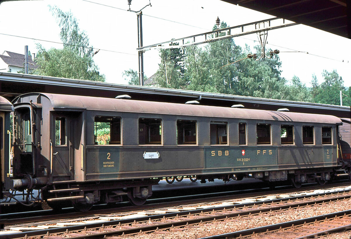Altbaupersonenwagen SBB: Der Wagen 28-13 020 stammt aus dem Jahr 1931 (alte Nr. 8077 - 8094) und ist noch mit Dampfheizung ausgerüstet. 1972 gab es noch 18 solche Wagen. Aufnahme Liestal, 3.August 1976 