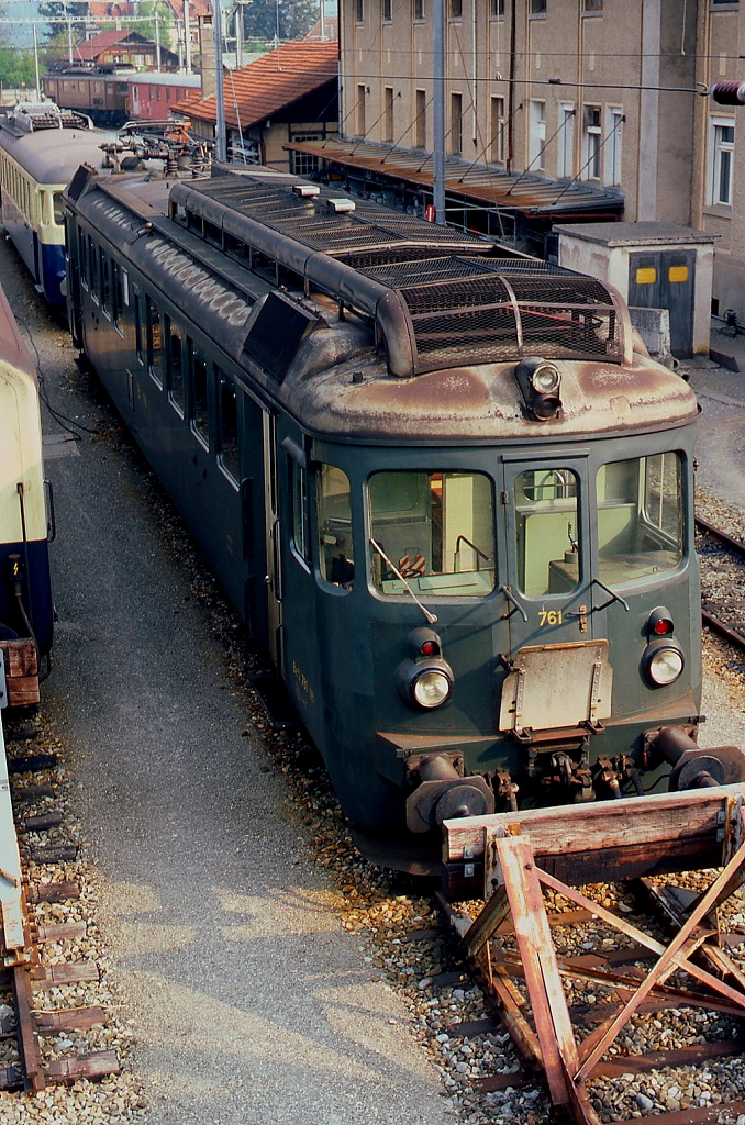 Altbautriebwagen der BLS: Im Mai 1981 steht der Be 4/4 761 abgestellt im Depot Spiez. Er wurde 1953 gemeinsam mit dem Be 4/4 762 für die BN beschafft, 1956 folgte der ABDe 4/4 763 für die GBS. Während die beiden letztgenannten Ende der 1990er Jahre verschrottet wurden, blieb der 761 als historischer Triebwagen in der hell-/dunkelgrünen Lackierung der 1960er Jahre erhalten.