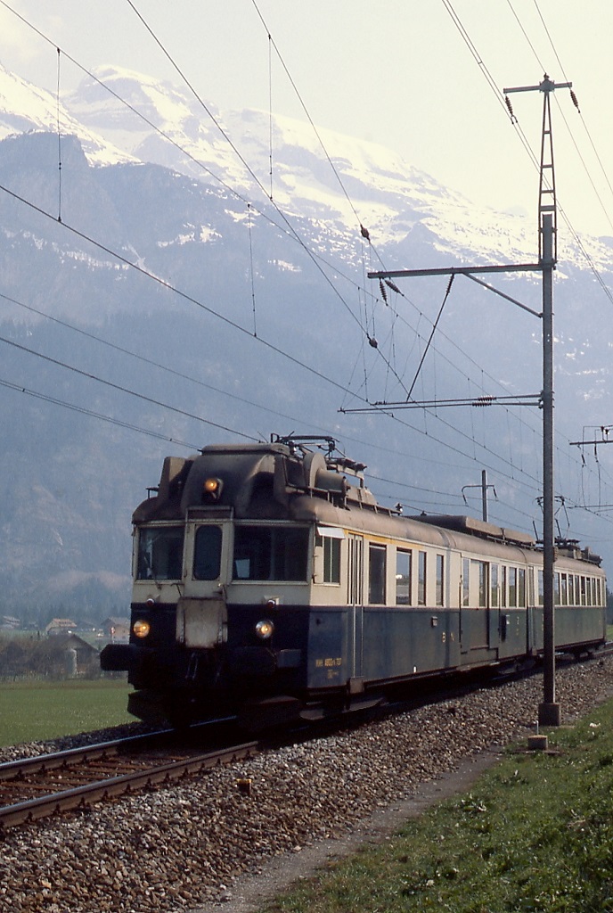 Altbautriebwagen der BLS: In der Nähe von Kandersteg ist im Mai 1981 der ABDZe 4/6 737 der BN unterwegs. Er wurde 1938 mit den baugleichen ABDZe 4/6 731 (BLS) und 736 (BN) als BCFZe in Dienst gestellt und 1985 gemeinsam mit den beiden anderen Fahrzeugen an die Sensetalbahn verkauft. Dort diente er als Ersatzteilspender, ABDZe 4/6 736 ist heute als Museumsfahrzeug erhalten.