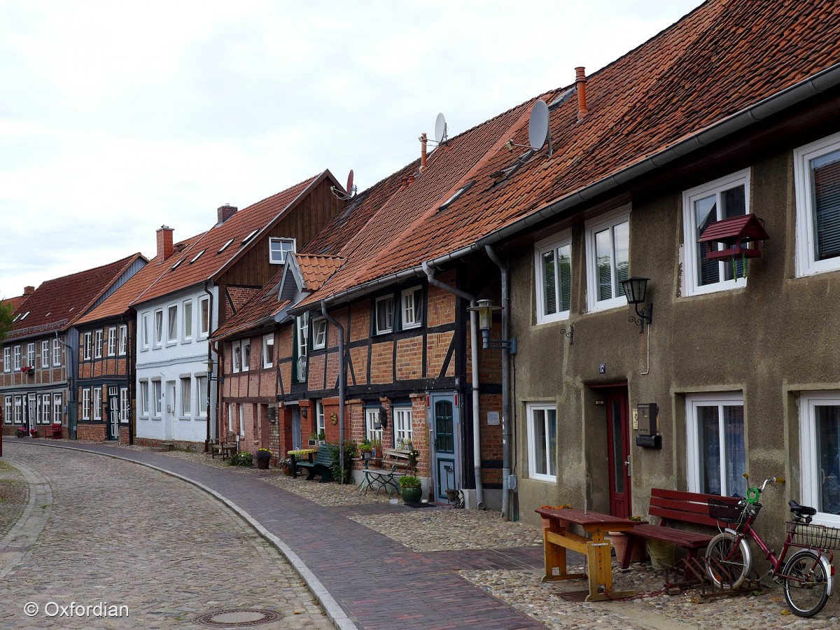 Alte Schulbank als Straßenmöbel. Große Wallstraße, Boizenburg.