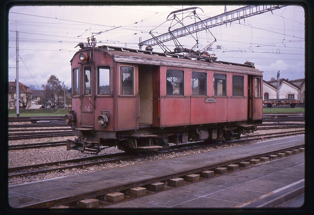 Alte Triebfahrzeuge in Langenthal (Oberaargau - Jura - Bahn OJB): Der zweiachsige Wagen 14 mit 140 PS. 26.April 1970. 