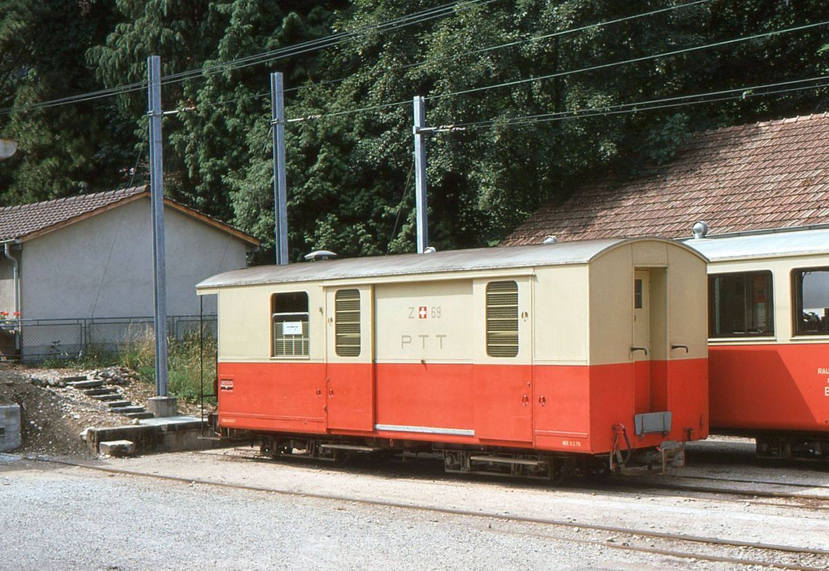 Alte Wagen der Waldenburgerbahn: Der Postwagen Z 69 in Waldenburg, 3.August 1976. 