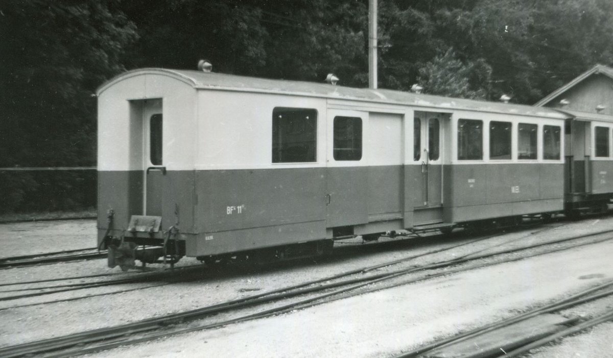 Alte Wagen der Waldenburgerbahn: Personen-/Gepäckwagen BF4 11 in Waldenburg, 1963. 