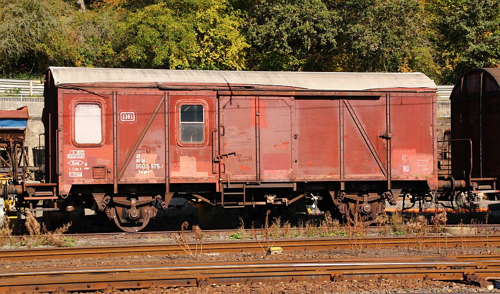 Alter Postwagen vom Typ Pw ghs abgestellt im Gbf Linz/Rhein. 30.09.2012