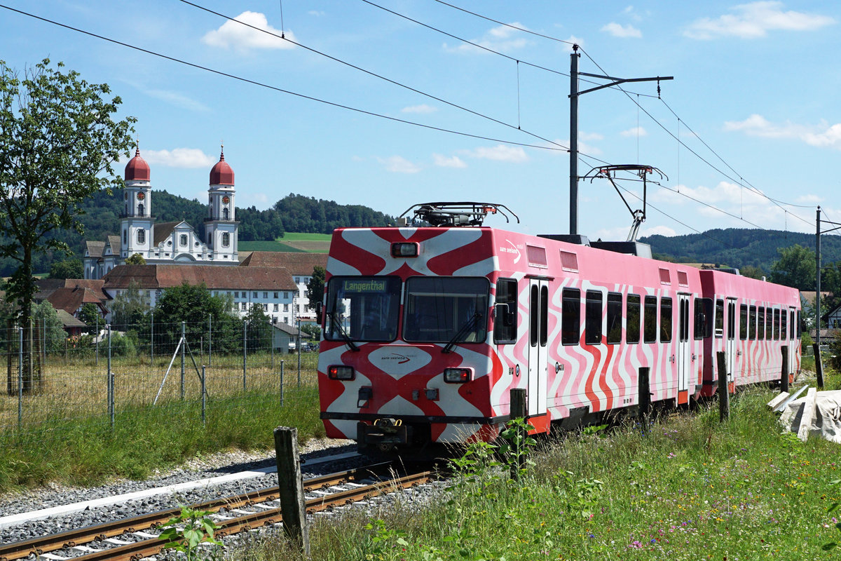 ALTES BIPPERLISI NACH WIE VOR UNENTBEHRLICH. Wegen dem verunfallten und sehr stark beschädigten SOBA-STAR Be 4/8 114 musste kurzfristig für den Betrieb auf der kurzen Zweigstrecke Langenthal-St. Urban Ziegelei der Be 4/4 103, ehemals SZB, BTI einspringen. Wegen grossen und mehreren Baustellen an der Strecke Solothurn-Niederbipp mit Bahnersatz wurden die Fahrzeuge unüblich stationiert. Das Schwesterfahrzeug, der Be 4/4 104 wurde aus diesem Grund im Depot Wiedlisbach als eiserne Reserve abgestellt. Ab dem 14. Juli 2020 pendelt dadurch der Oldtimer mit Baujahr 1970 als Solotriebwagen zwischen Langenthal und St. Urban hin und her. Infolge Überforderung, er ist schliesslich nicht mehr der Jüngste, musste am 18. Juli 2020 der Be 4/4 103 kurzfristig durch den im November 2013 von der Frauenfeld-Wil-Bahn/FWB übernommenen Pendelzug Bt 12 und Be 4/4 14 ausgewechselt werden.
Foto: Walter Ruetsch