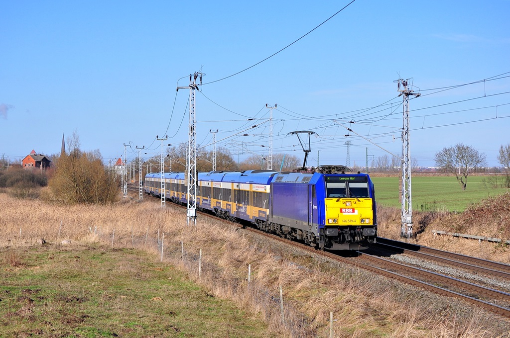 Am 01.03.2013 rollt die 146 519 durch Sildemow ihrem nächsten Halt Güstrow entgegen.