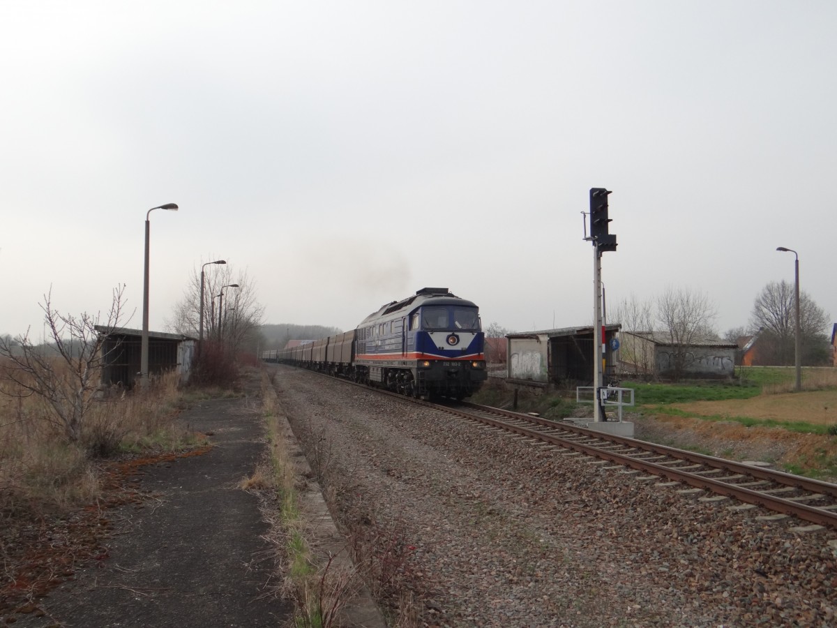 Am 01.04.14 fuhr die raildox 232 103 wieder auf der Wismut Werkbahn. Hier zusehen bei der Ausfahrt Raizhain. 