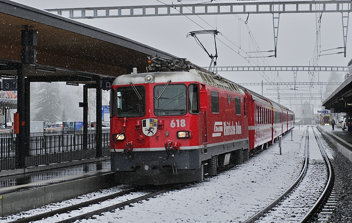 Am 01.04.2022 kommt die Ge 4/4 II 618  Bergün/Bravuogn  im Bahnhof Klosters Platz an
