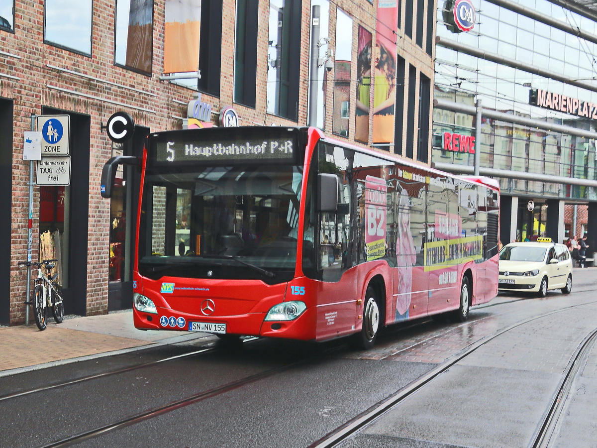 Am 02. August 2019 durchfhrt ein Mercedes Benz Citaro Bus Nummer 155 des Nahverkehr Schwerin GmbH den Marienplatz. 