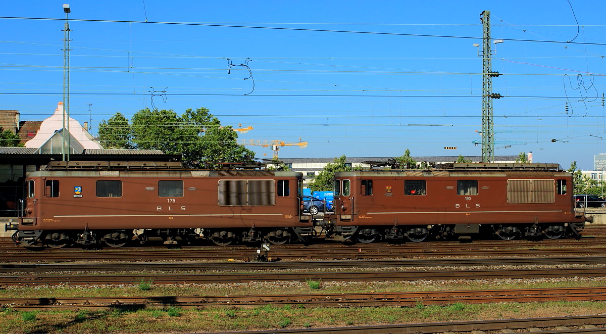 Am 02.08.2015 sind Re 425 175 und 190 im Gleisvorfeld des Badischen Bahnhofs in Basel abgestellt