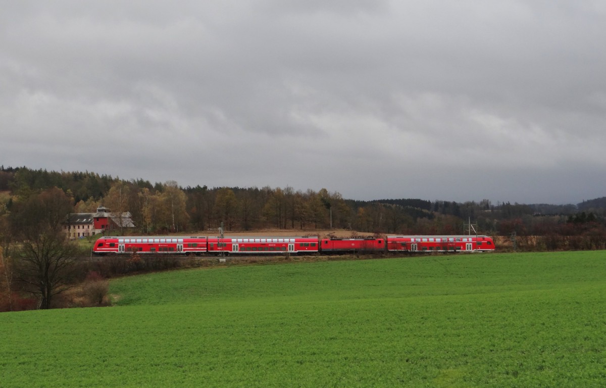 Am 02.11.13 fuhr der erste Doppelstockzug mit 143 047 nach Plauen/V. Hier kurz vor J�ssnitz/V. kommend von Freiberg/Sachs.
