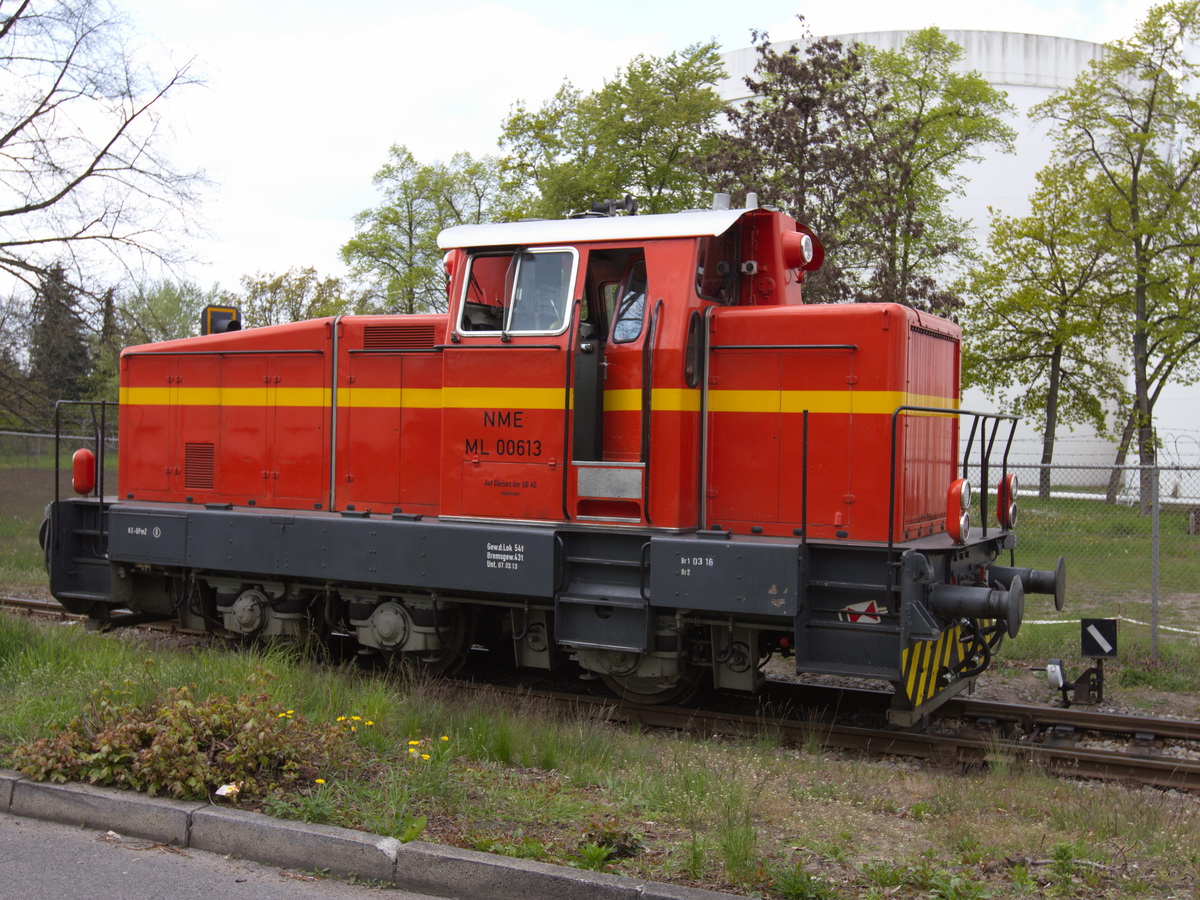 
Am 03. Mai 2016 vor dem Tanklager am Teltowkanal in Berlin Rudow ML 00613 [BR 509 (KM M 500 C ex)] der Neukölln - Mittenwalder Eisenbahn-Gesellschaft AG (NME).