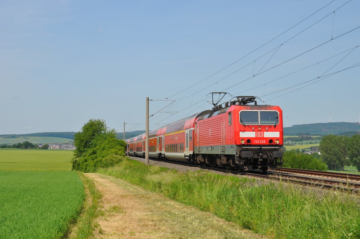 Am 04.06.2019 zog 143 228 den RE15225 von Limburg(Lahn) nach Frankfurt(Main)Hbf. Gebildet war der Zug aus ehemaligen RB75-Doppelstockwagen, welche seit Dezember in der gesamten Bundesrepublik verteilt wurden. Auf der Main-Lahn-Bahn benötigt man sie, da wohl ein paar der normalerweise hier eingesetzten Doppelstockwagen sich momentan in der Modernisierung in Wittenberge befinden. Auf dem Foto erreicht die Garnitur in Kürze den Haltepunkt Wörsdorf.