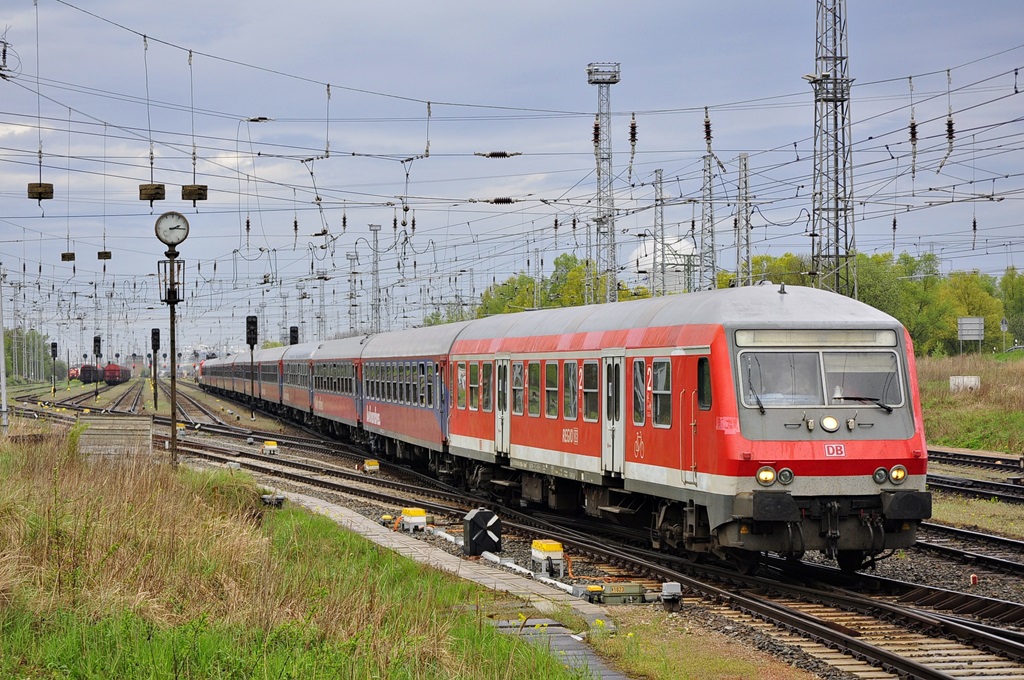 Am 05.05.2015 verlässt nach einem kräftigen Gewitter der RE 13290 nach Berlin den Rbf Rostock-Seehafen,Am Zugschluss schiebt die 112 108.