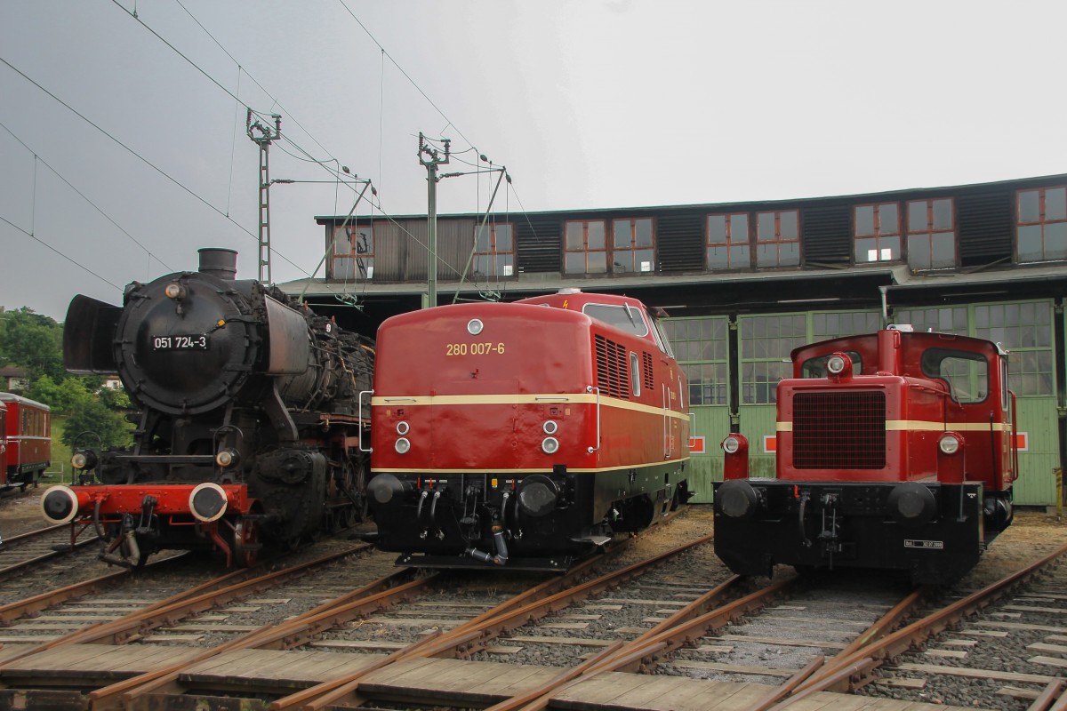 Am 05.07.2015 standen 051 724-3, 280 007-6 und eine 323 im ehemaligen BW Altenbeken.
