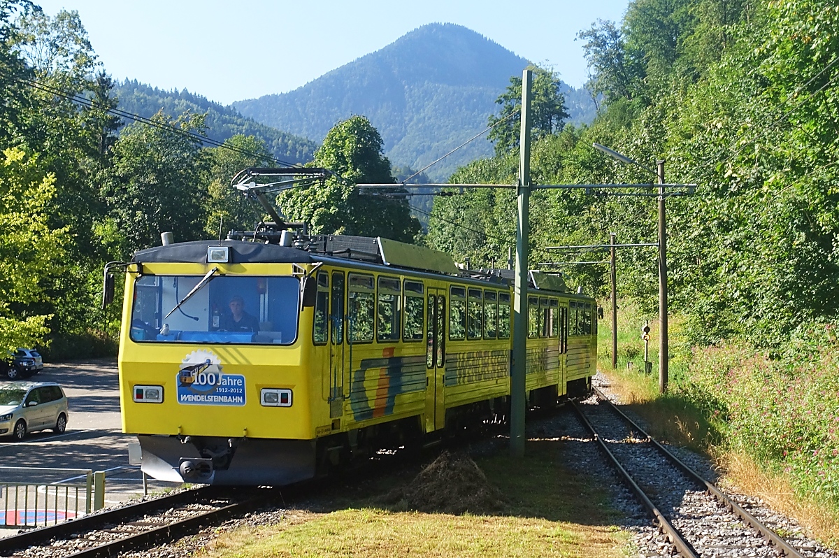 Am 05.09.2023 fährt der Beh 4/8 12  Otto von Steinbeis  (SLM 1990/5455) in die Talstation der Wendelsteinbahn ein