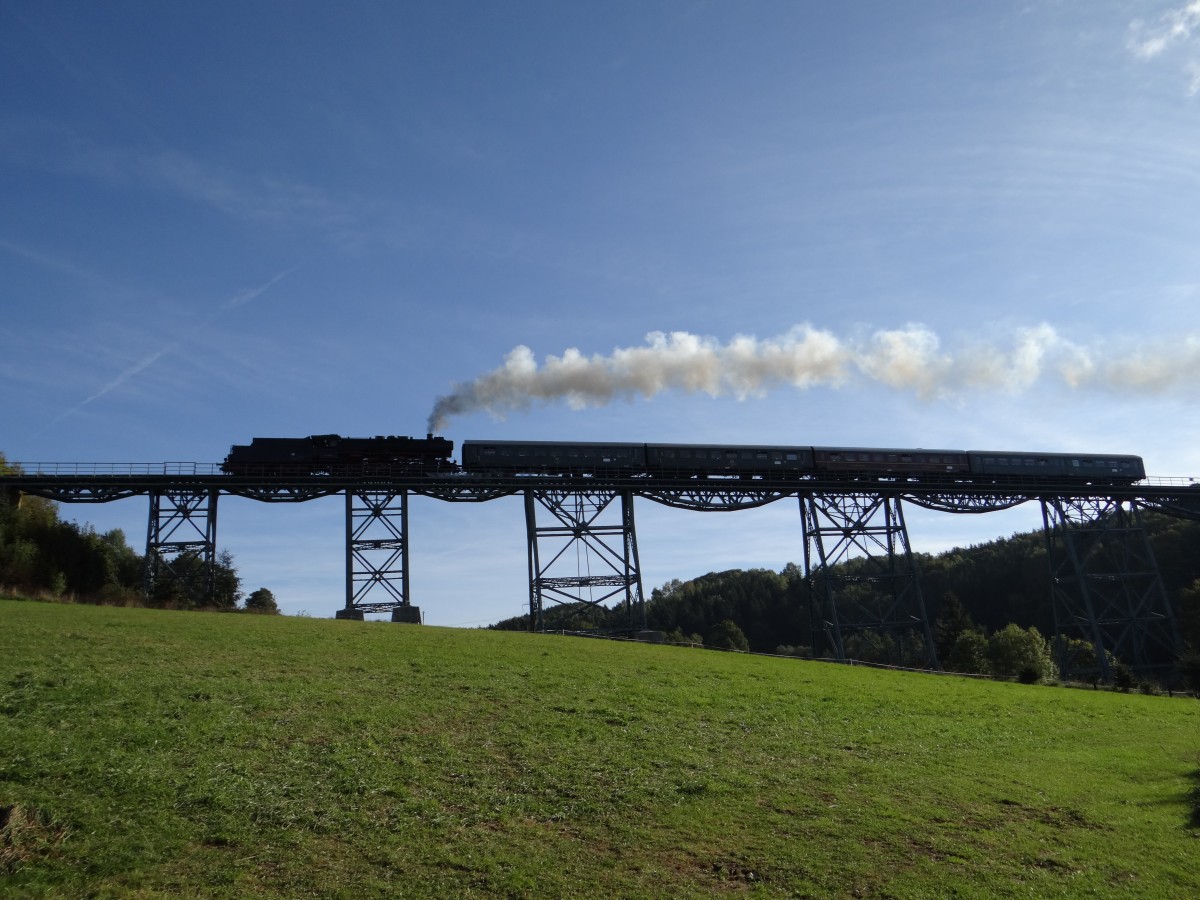 Am 05.10.13 fuhr die Erzgebirgische Aussichtsbahn wieder von Schwarzenberg nach Annaberg und zur�ck. Heute mit 50 3616(Schwarzenberg) hier auf dem Markersbacher Viadukt in Markersbach. 
