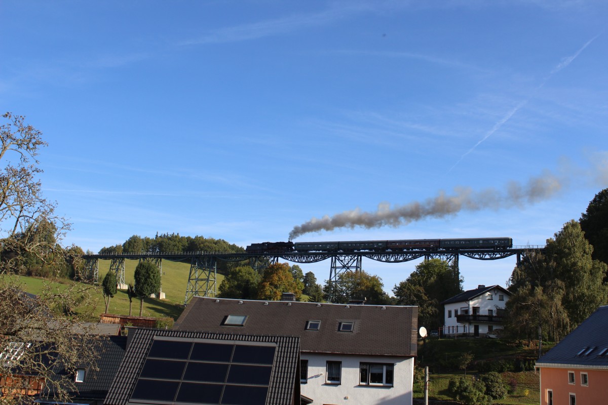 Am 05.10.13 fuhr die Erzgebirgische Aussichtsbahn wieder von Schwarzenberg nach Annaberg und zur�ck. Heute mit 50 3616(Schwarzenberg) hier auf dem Markersbacher Viadukt in Markersbach. 
