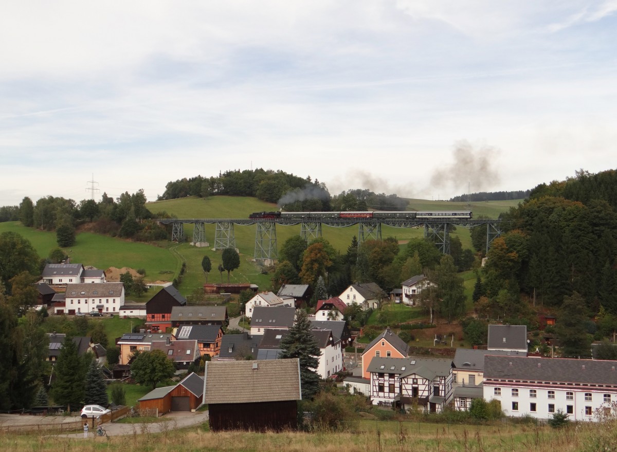 Am 05.10.13 fuhr die Erzgebirgische Aussichtsbahn wieder von Schwarzenberg nach Annaberg und zur�ck. Heute mit 50 3616(Schwarzenberg) hier auf dem Markersbacher Viadukt in Markersbach. 