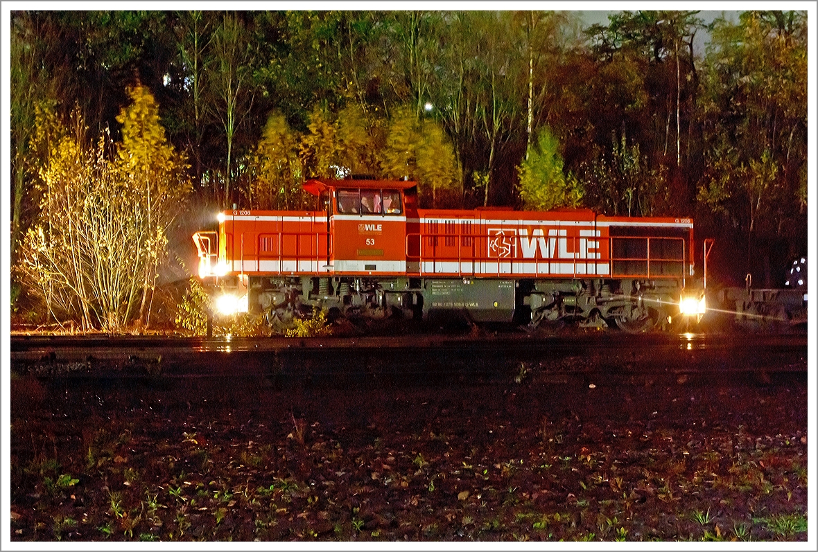 
Am 05.11.2013 morgens um 5:30 Uhr (EXIF noch auf Sommerzeit) hat die WLE 53  Kreis Soest  (275 505-6) der Westfälische Landes-Eisenbahn GmbH (Lippstadt) in Herdorf noch Hp 0. Sie ist, mit Luppen (Rohrrohlinge) beladene Schwerlastwagen, auf dem Weg nach Burbach-Holzhausen zu der Salzgitter Mannesmann Precision GmbH.

Leider war leichter Regen, zudem gibt es hier keine Fremdbeleuchtung.