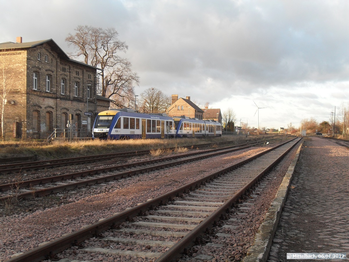 Am 06.01.2012 stehen hier im Bahnhof Nauendorf hintereinander gekuppelt ein Lint 27 und ein Lint 41 als HEX nach Halle (Saale). Auf dem R�ckweg wird sich dieser Zug trennen und der Lint 41 weiter nach Halberstadt und der Lint 27 weiter nach Bernburg fahren.