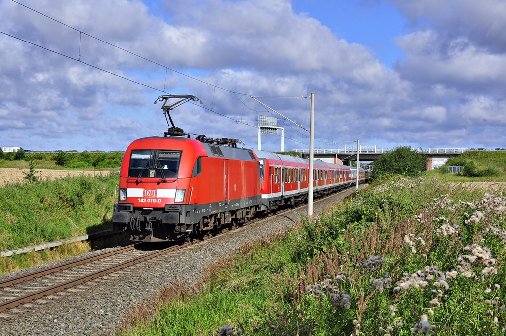 Am 06.08.2017 fährt 182 019 den RE 13290 nach Berlin.