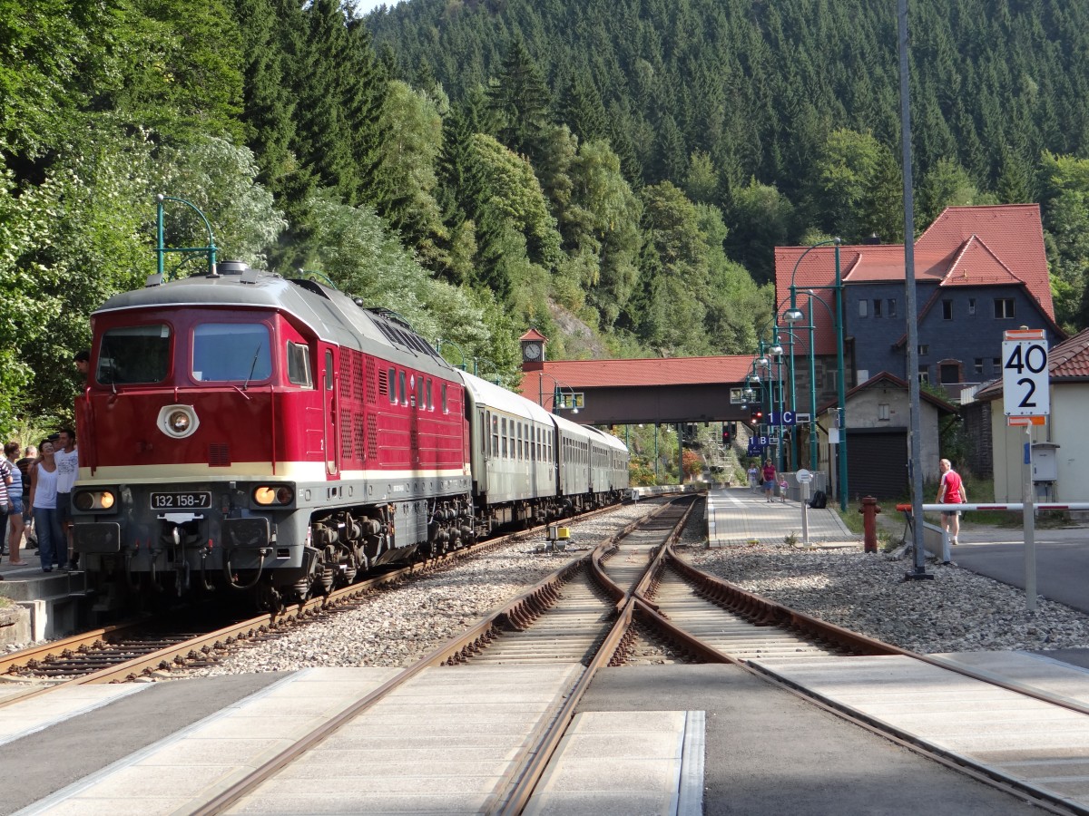 Am 07.09.13 ging es mit dem Eisenbahnmuseum Leipzig und der LEG 132 158 nach Meiningen zu den XIX Dampfloktagen. Hier beim halt in Oberhof.