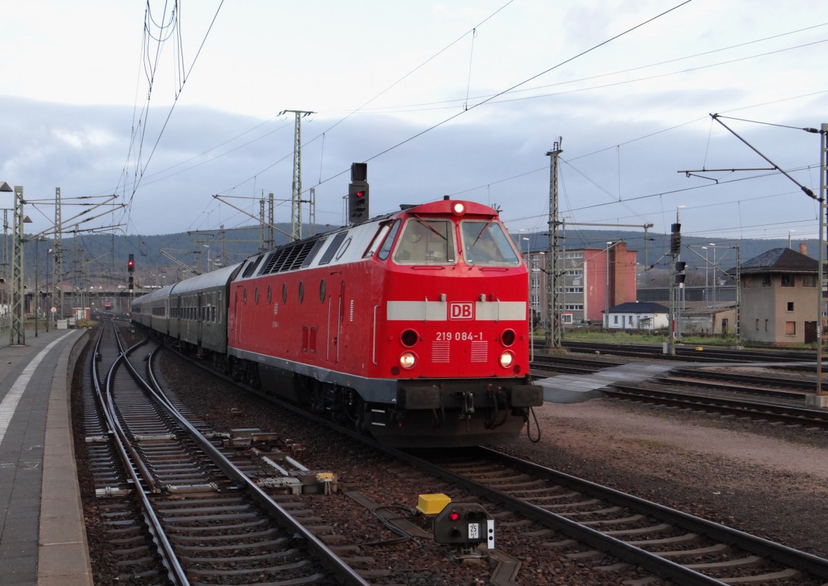 Am 08.12.13 fuhr der Wartburg-Express von Saalfeld/Saale nach Eisenach mit 219 084. Die 41 1144 hatte einen technischen defekt. Hier zusehen fr�h bei der Ankunft in Saalfeld.  