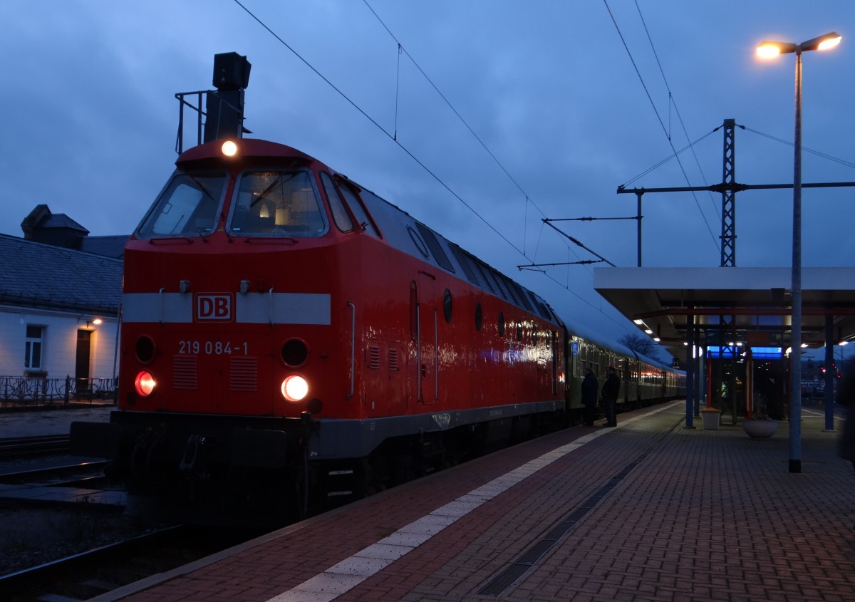 Am 08.12.13 fuhr der Wartburg-Express von Saalfeld/Saale nach Eisenach mit 219 084. Die 41 1144 hatte einen technischen defekt. Hier zusehen am Abend bei der R�ckfahrt in Eisenach.  