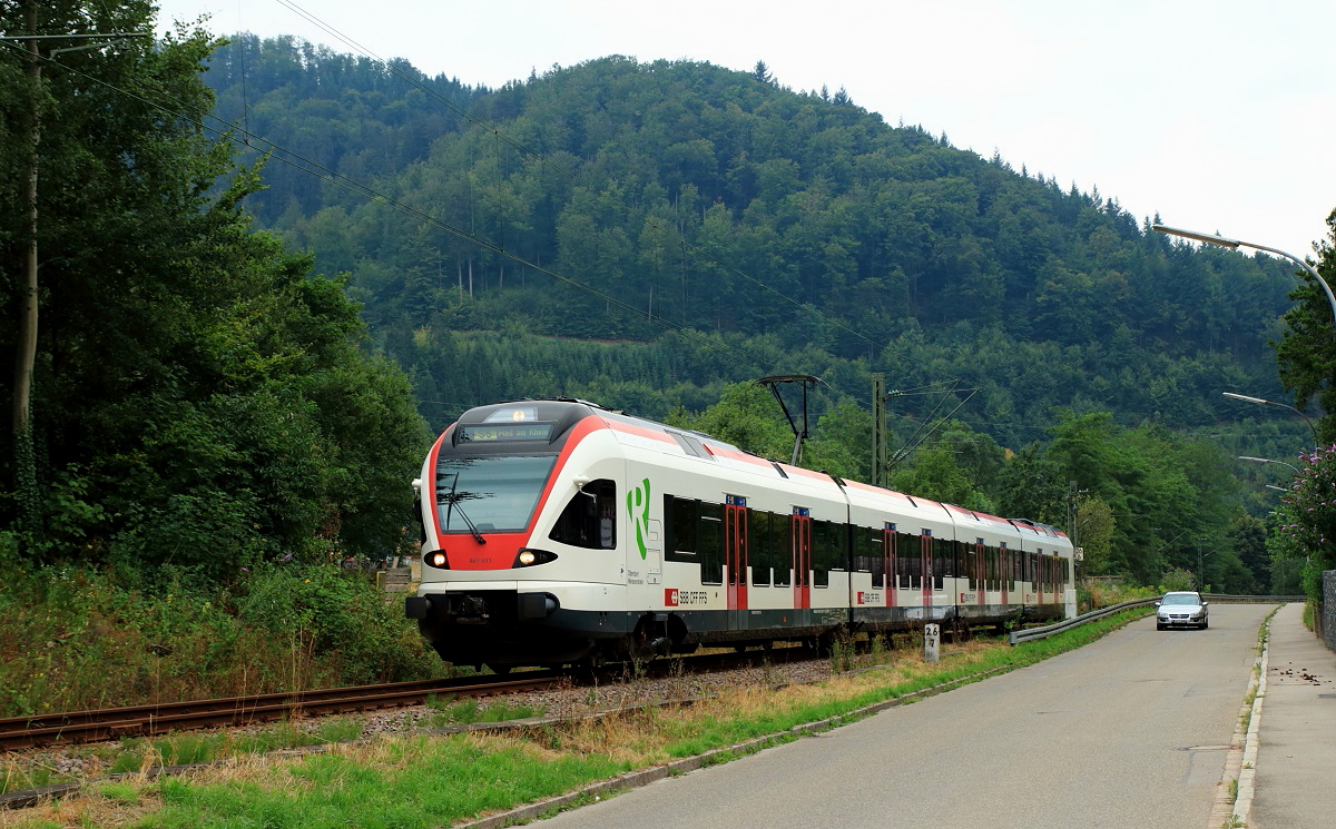 Am 09.08.2015 wurde der RABe 521 011 der Regio S-Bahn Basel kurz vor dem Endbahnhof Zell im Wiesental aufgenommen