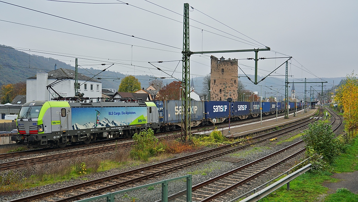 Am 09.11.2024 durchfährt die BLS-475 408-1 mit einem Containerzug den Bahnhof Boppard in Richtung Norden