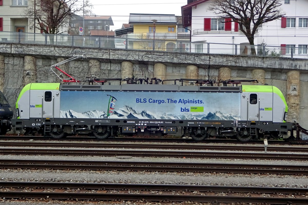 Am 1 Januari 2020 steht BLS 475 404 in Spiez. Wegen der Frost hat sie ein Pantograf hochgeheben.