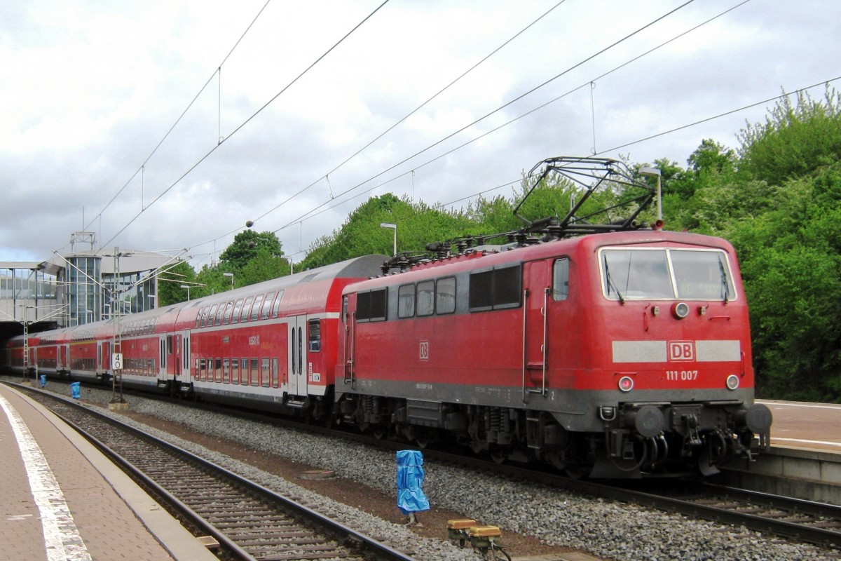 Am 1 Juni 2012 steht 111 007 in Kassel-Wilhelmshhe.
