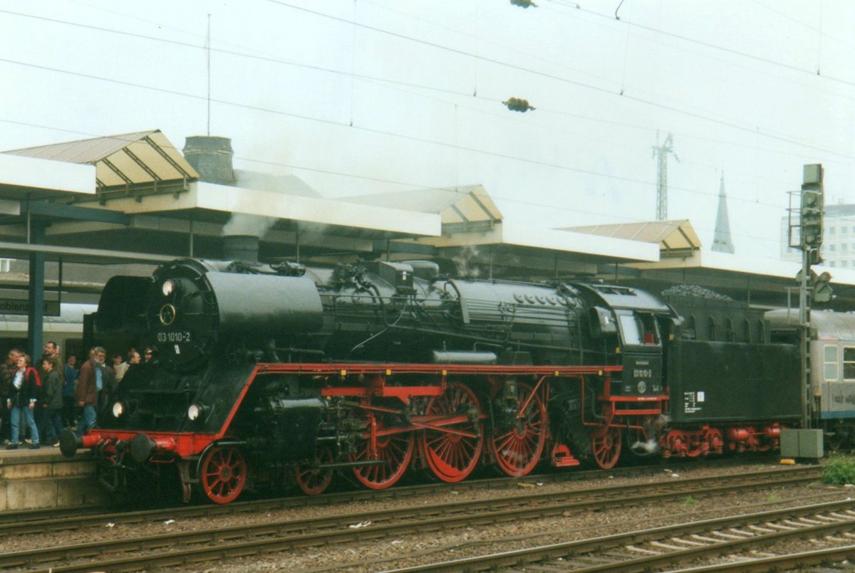 Am 1 Oktober 2002 steht 03 1010 in Koblenz Hbf. 