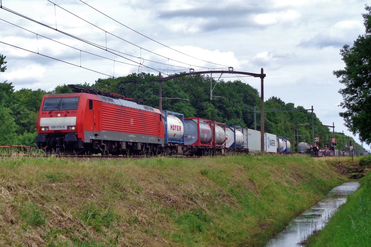 Am 10 Juni 2017 passiert 189 075 mit KLV Tilburg Oude Warande.