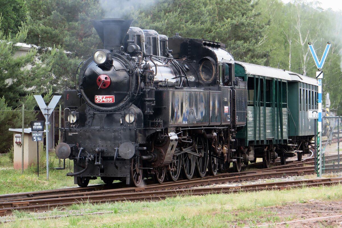 Am 10. Juni 2022 schiebt 354 195 ein Sonderzuglein zurück ins Bw von Luzna u Rakovnika.