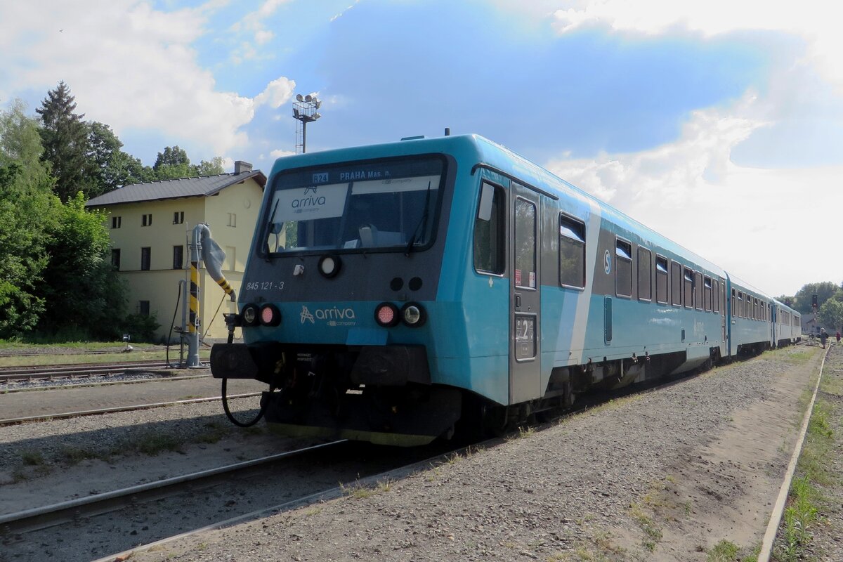 Am 10 Juni 2022 steht Arriva CZ 845 121 in Luzna u Rakovnika.