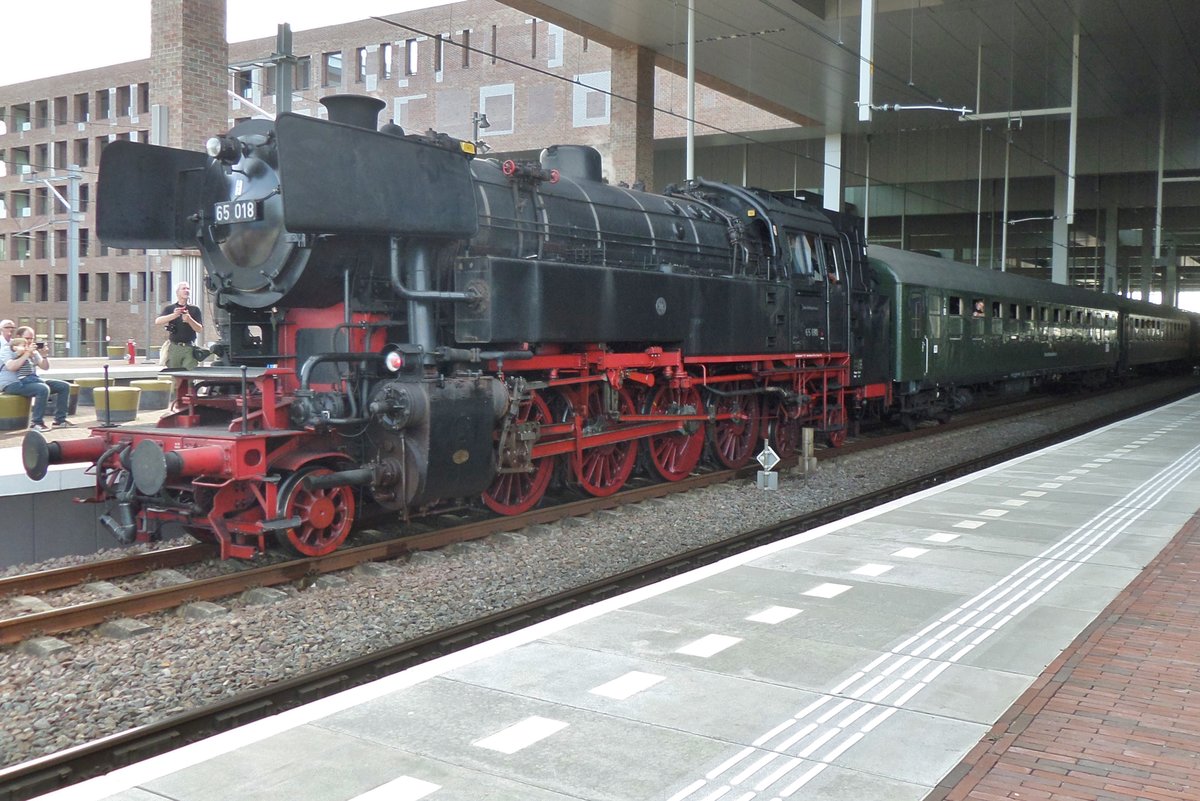 Am 10 September 2016 schiebt 65 018 ein Sonderzug aus Breda. 