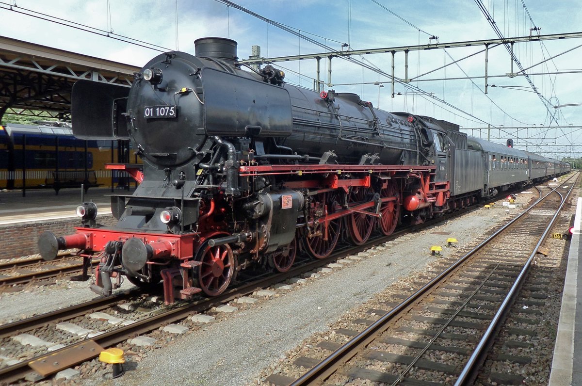 Am 10 September 2016 steht 01 1075 mit ein Sonderzug in Roosendaal.