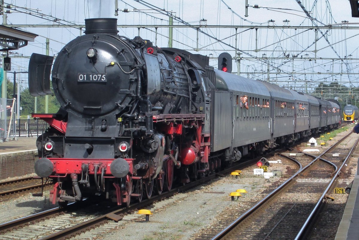 Am 10 September 2016 steht 01 1075 mit ein Sonderzug in Roosendaal.