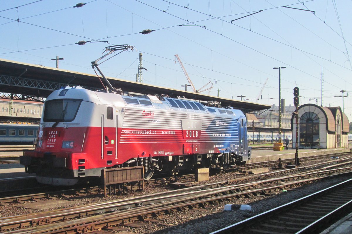 Am 10 September 2018 steht CD 380 004 als fahrender Fahne in Budapest Keleti. Am 10 September 2018 steht CD 380 004 als fahrender Fahne in Budapest Keleti.