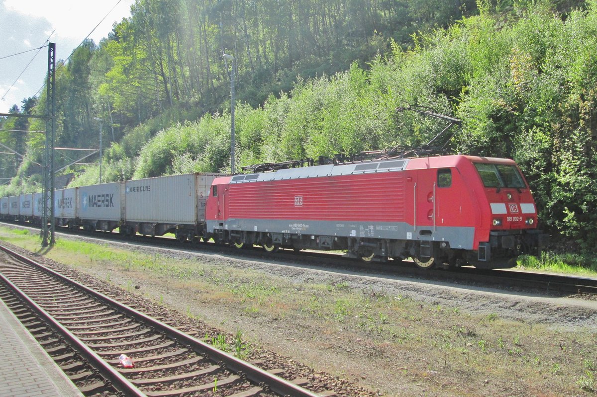 Am 11 April 2014 durchfahrt 189 002 Bad Schandau.