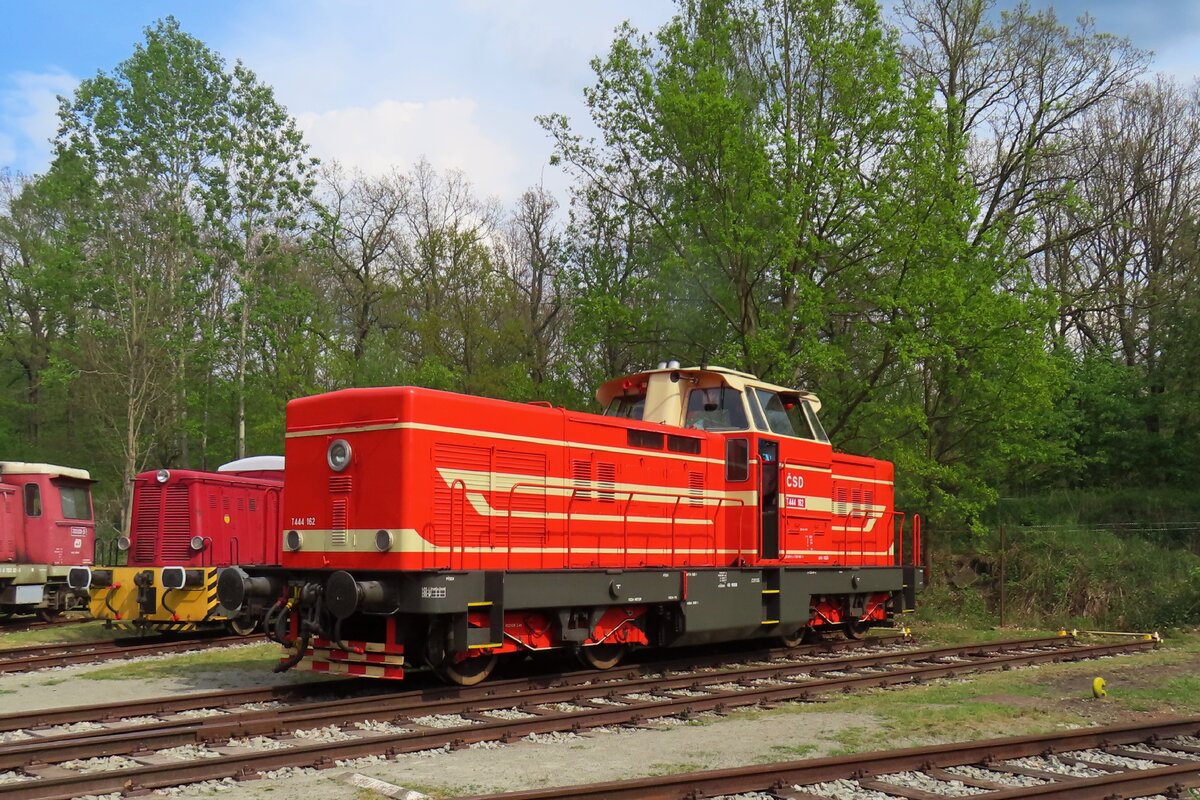 Am 11 Mai 2024 steht T444 162 ins Eisenbahnmuseum von Luzna u Rakovnika.