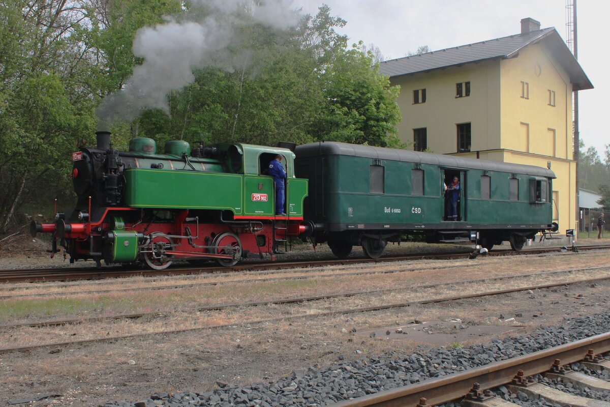 Am 11 Mai 2024 verschiebt 213.902 ein Gepäckwagen in Luzna u Rakovnika.