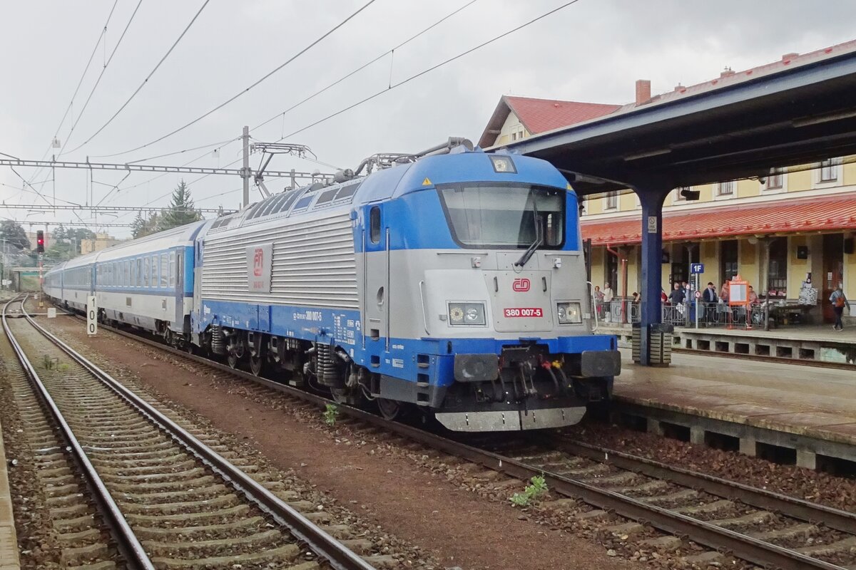 Am 11 September 2022 dönnert 380 007 mit der Jizny-Exress nach Linz über Tabor durch Benesov u Prahy. Am 11 September 2022 dönnert 380 007 mit der Jizny-Exress nach Linz über Tabor durch Benesov u Prahy.
