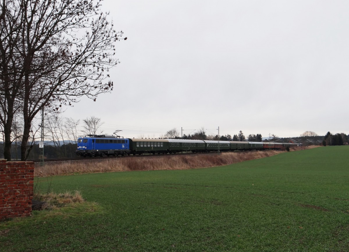 Am 11.01.14 hatte die PRESS eine versp�tete Weihnachtsfahrt von Neudietendorf nach Hof und zur�ck. Zum Einsatz kamen die 140 038-0 und 110 043-6, hier an der Sch�psdrehe bei Plauen/V.